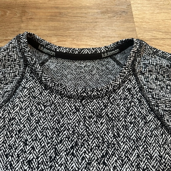 Lululemon Runderful Long Sleeve Size 10 Scattered Herringbone Black White - Picture 9 of 13